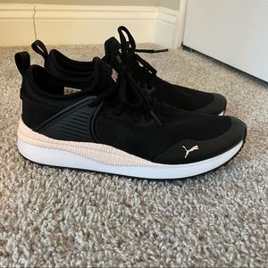 Women's PUMA Black Sneakers / size 8